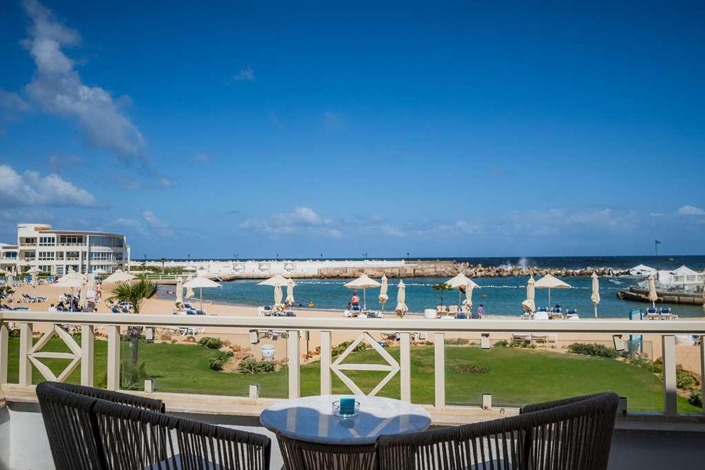 Sunrise Alex Avenue Hotel Alexandria Rom bilde View of the beach from the hotel