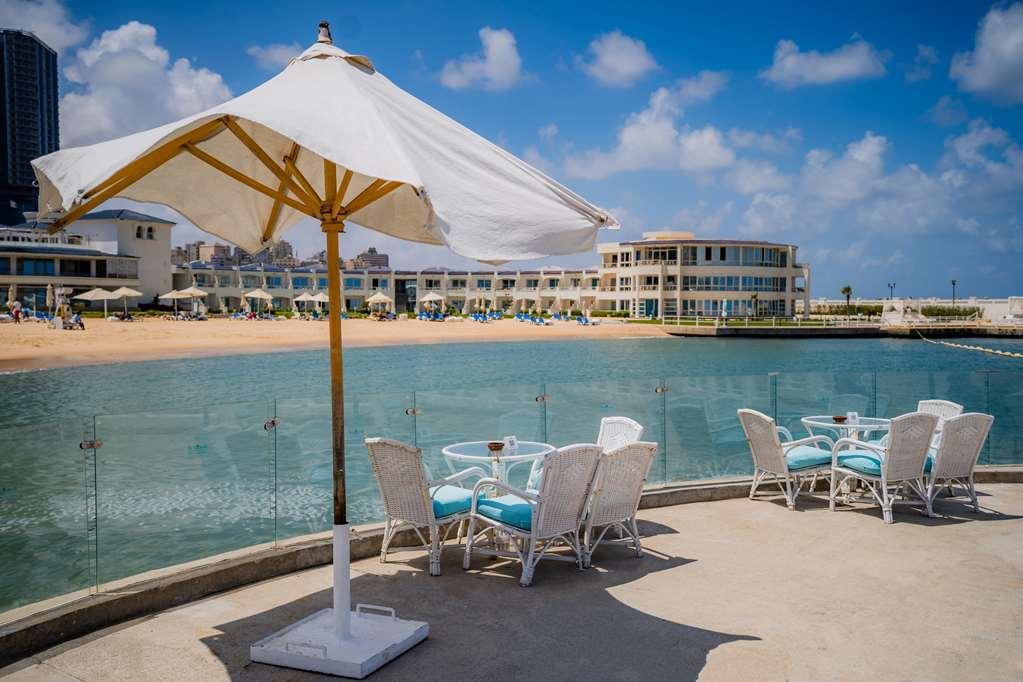 Sunrise Alex Avenue Hotel Alexandria Restaurant bilde View of the beach at the Kempinski Hotel